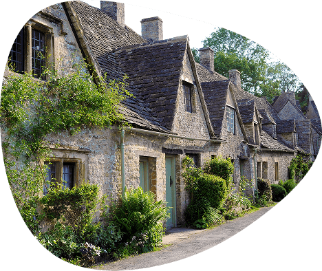 Une rangée de maisons en pierre, affichant une architecture traditionnelle et un charme rustique.